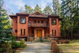 9351 КП Лесной ручей-2. Красивый дом с бассейном на живописном лесном участке