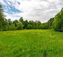 11210 Мешково. Приватный земельный участок у воды рядом с городской инфраструктурой 