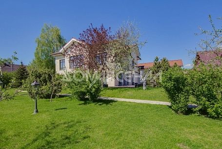 Купить коттедж в КП 9507 Пенино. Загородный коттедж с бассейном на просторном участке