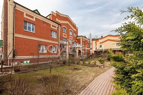 Коттеджный поселок 10646 Красная Пахра. Кирпичный торцевой таунхаус с центральными коммуникациями
