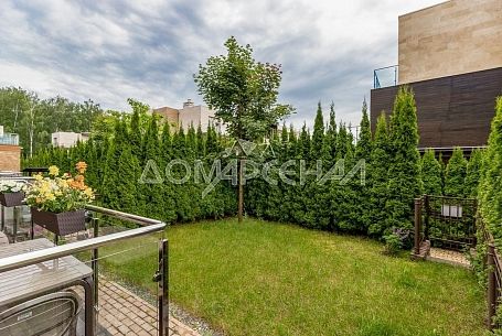 Продажа таунхаусов в КП 10941 КП Парк Авеню. Трехэтажный таунхаус в классическом стиле