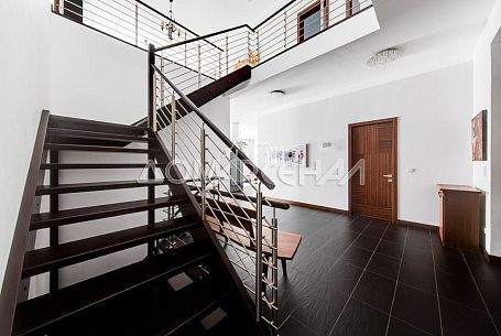 Купить коттедж в КП 9507 Пенино. Загородный коттедж с бассейном на просторном участке