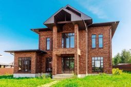 10174 КП Новая Ильичевка. Современный дом с большими окнами, террасой, балконом и гаражом