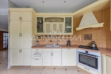 Коттеджный поселок 11533 КП Росинтер-2. Просторный особняк, утопающий в зелени ухоженного участка