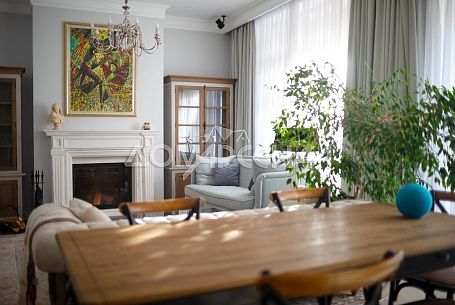 Продажа таунхаусов в КП 10941 КП Парк Авеню. Трехэтажный таунхаус в классическом стиле