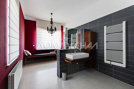 Купить коттедж в КП 9507 Пенино. Загородный коттедж с бассейном на просторном участке