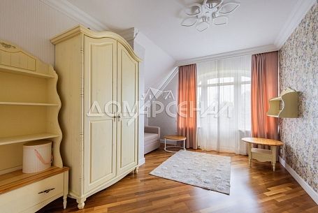 Коттеджный поселок 11533 КП Росинтер-2. Просторный особняк, утопающий в зелени ухоженного участка