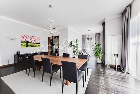 Купить коттедж в КП 9507 Пенино. Загородный коттедж с бассейном на просторном участке