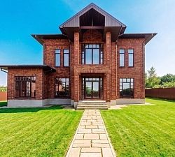 11674 КП Ильичевка. Современный дом с большими окнами, террасой, балконом и гаражом